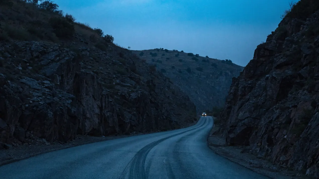 Choque sin testigos en Reche Canyon — la culpa comparativa de California decide cuánto recupera