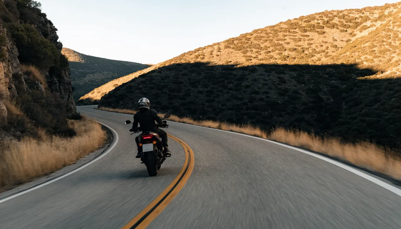 Motociclista en las curvas de Reche Canyon Road al sur de Colton